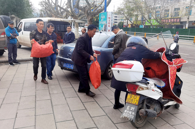 羅平煙草分公司機關干部職工踴躍購買扶貧產品，大額資金彰顯責任擔當